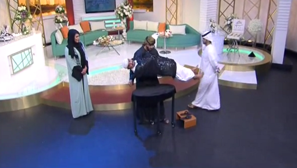 بالفيديو- ساحر يطيّر الفنان طارق العلي على الهواء مباشرة!!!