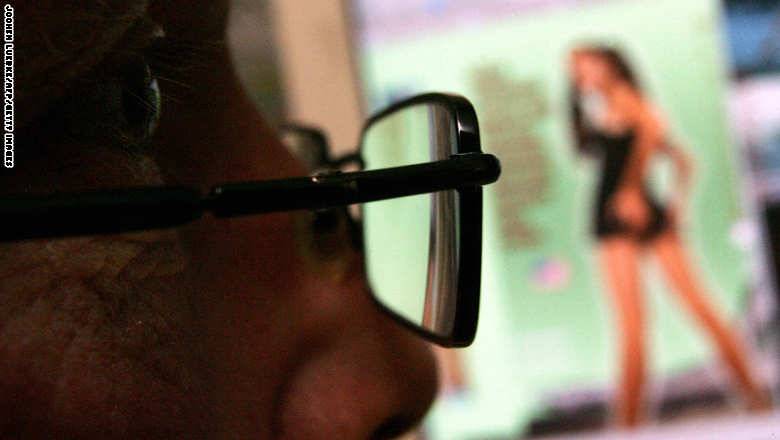 القضاء الأمريكي يبحث في صور مشينة عثر عليها بالصدفة بين محادثات مسؤولين
