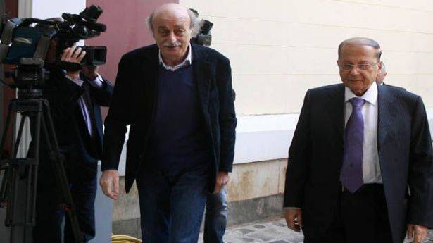 جنبلاط يرفض النسبية ويختلف مع عون