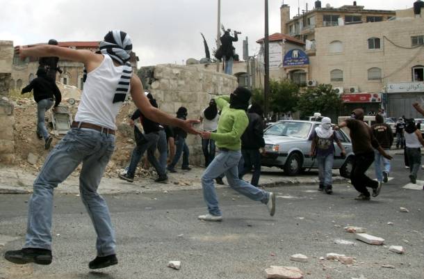 إصابة 54 فلسطينيًا خلال مواجهات مع جيش الاحتلال في القدس