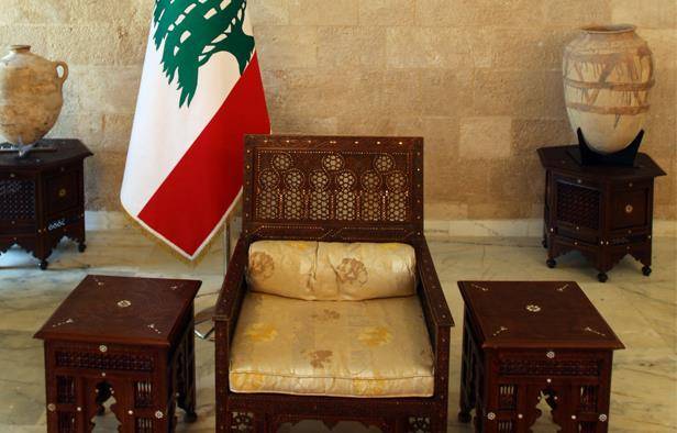 رئيس مع "ماكياج" لقانون الستين