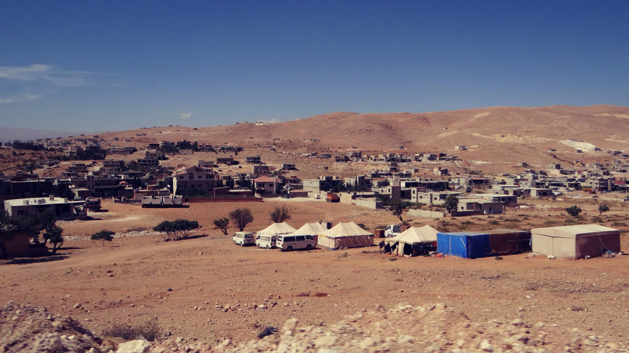 يعقد في هذه الأثناء فعاليات ووجهاء بلدة عرسال اجتماع في دار البلدية للتباحث بموضوع مخيمات النازحين السوريين