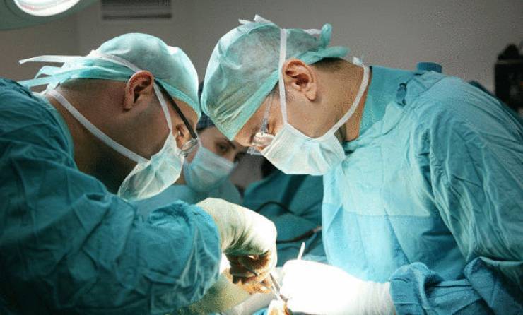 قصة مروعة.. لن تصدق ماذا فعل رجل بزوجته داخل غرفة العمليات