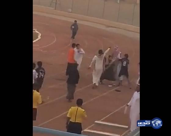 بالفيديو طعن لاعب سعودي بالسكين داخل الملعب