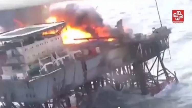 مقتل 32 شخصا في حريق بمنصة نفطية في بحر قزوين