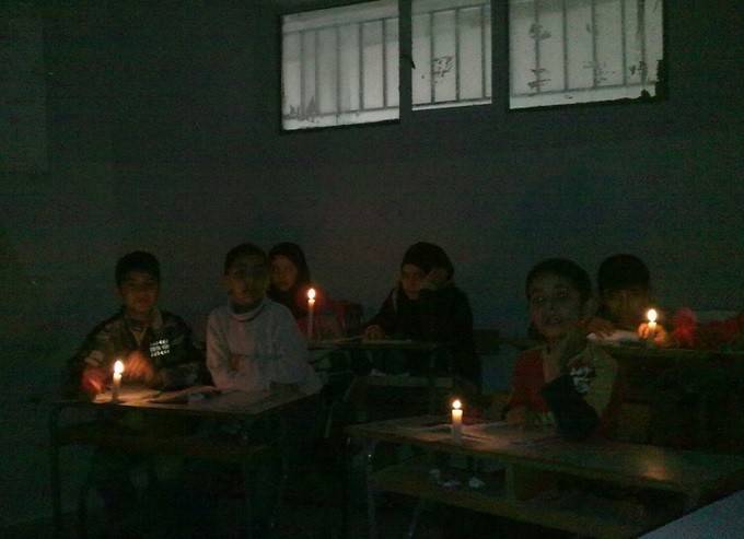 بالصور: في القرن الـ21.. طلاب على الشمع