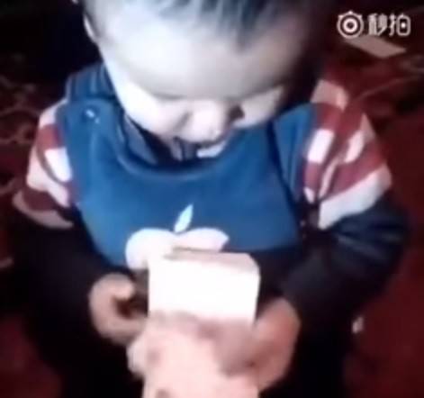 بالفيديو.. طفل معجزة في عد الدولارات