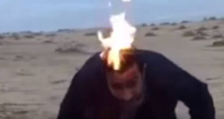 بالفيديو: أشعل نفسه ليتسلّى فكانت النتيجة...