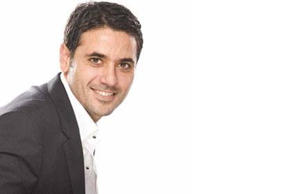 بالصور- أحمد عز بـ "لوك" جديد وصادم .. فهل ناسبه؟