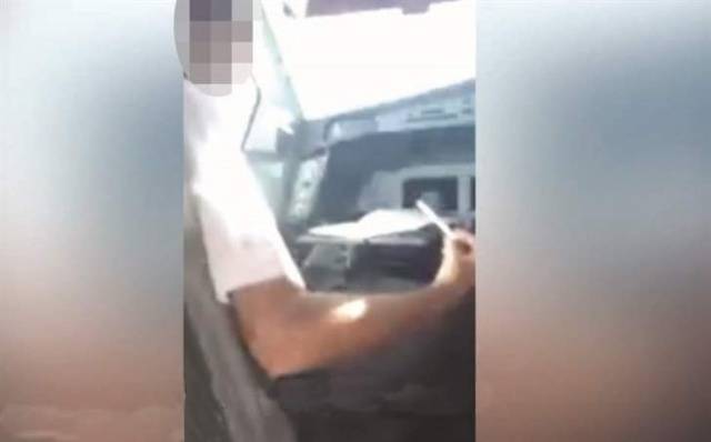 بالفيديو والصور - تجريد طيار من رخصته.. بسبب ممثلة إغراء!