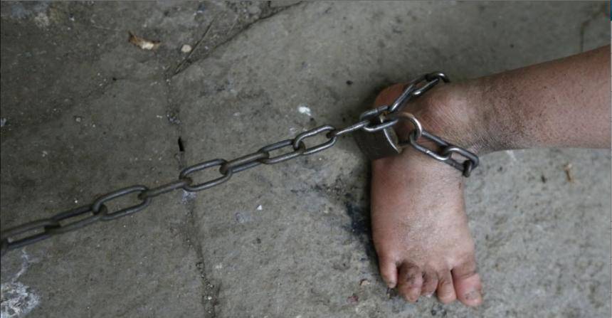 تفاصيل صادمة.. معاق محتجز مع الأغنام منذ 25 عاما!