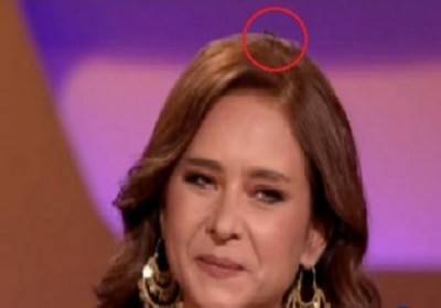 بالفيديو- صرصار على رأس نيللي كريم خلالة مقابلة.. ماذا حل بها؟