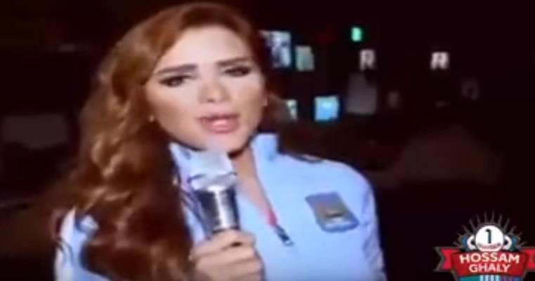 مذيعة تتعرض لموقف محرج على الهواء.. بسبب قبلة مفاجئة!! (فيديو)
