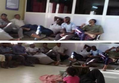 سوداني قطعوا عنه الكهرباء فأخذ فرشته واطفاله للنوم داخل شركة الكهرباء