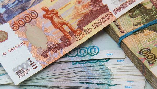 الروبل يسجل أدنى مستوياته في 3 أشهر مقابل الدولار