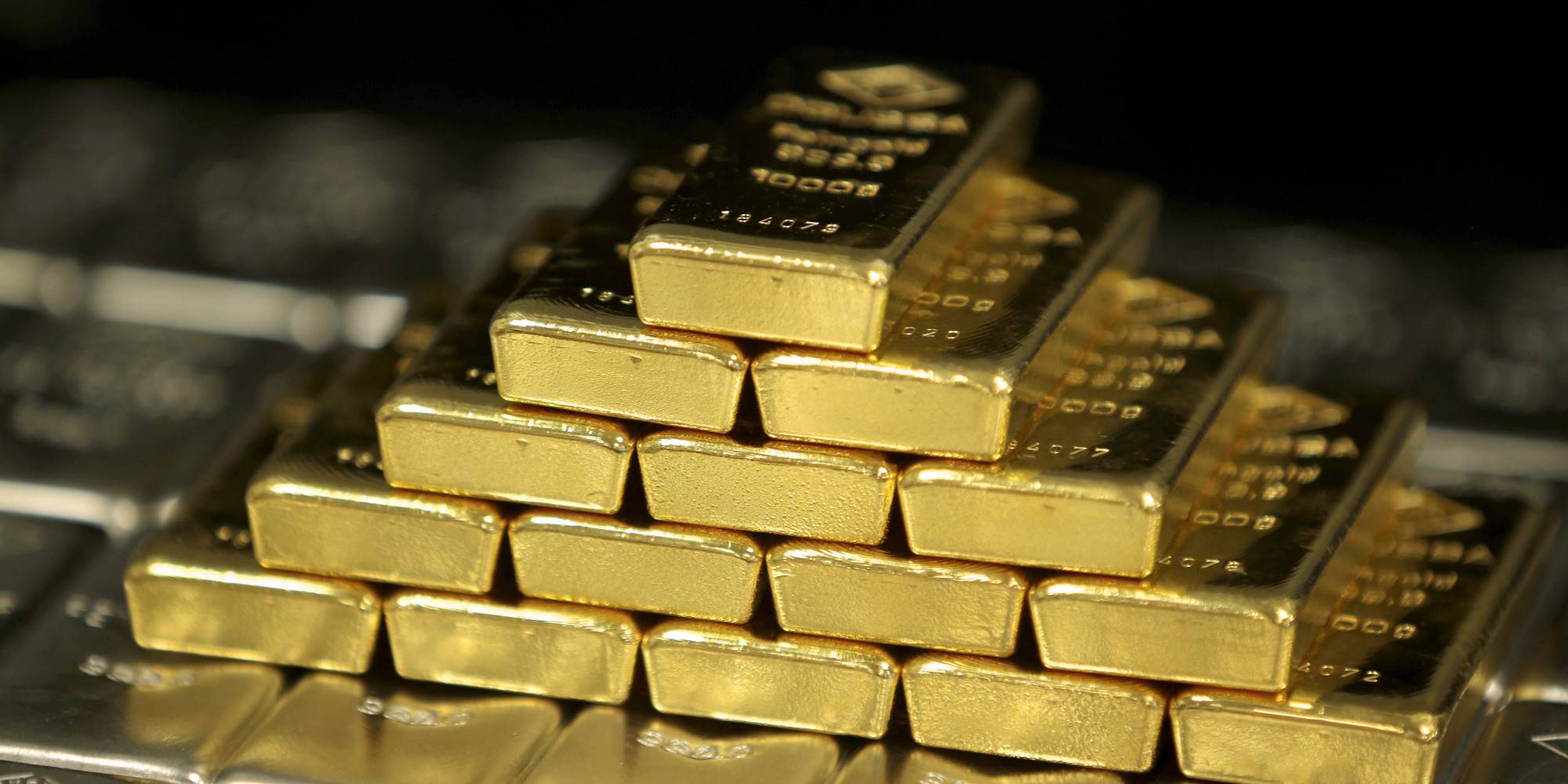 الذهب يتخلى عن مكاسبه مع صعود الدولار