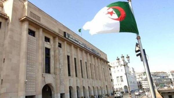 المعارضة الجزائرية تسعى لاسقاط قانون موازنة 2016