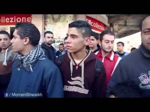بالفيديو.. فلسطيني ميت يحمل كفنه ويسير في شوارع غزة… ما السبب؟!