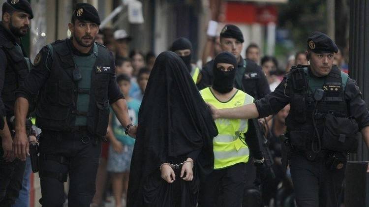 إسبانيا تعتقل شخصين للإشتباه بتجنيدهما مقاتلين لـ"داعش"