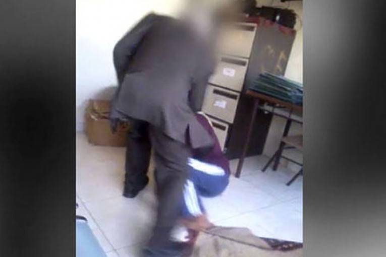 فيديو صادم- عاملة منزل تتعرض لضرب مبرح ومحاولة قتل
