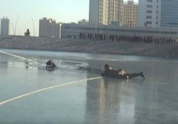 فيديو مرعب- كيف تم إنقاذ عجوز سقط في حفرة جليد