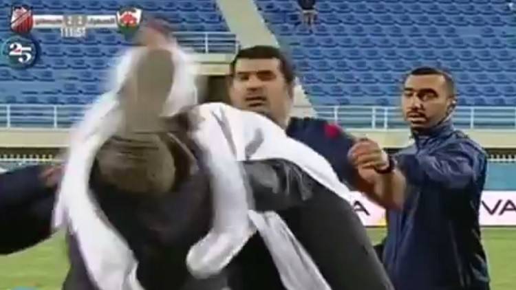 بالفيديو.. تعرض حكم كويتي لاعتداء عنيف في مباراة كرة قدم وينقل للمستشفى!
