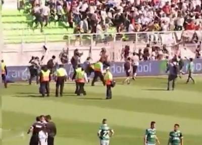 بالفيديو.. معركة بين المشجعين تعلق مباراة بطولة كرة قدم لنوادي الدرجة الأولى في تشيلي