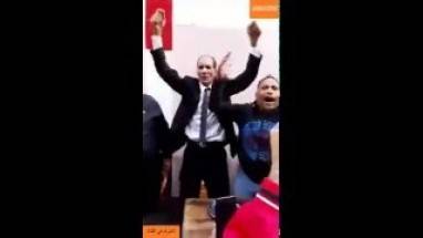بالفيديو.. مرشح برلماني يرقص بطريقة هستيرية عقب فوزه بالانتخابات
