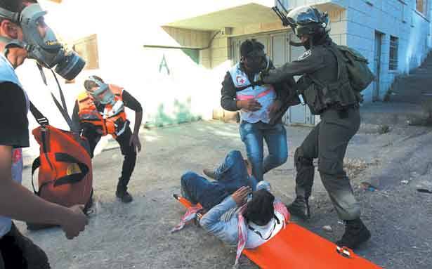 جيش الاحتلال يقف عاجزاً امام عنفوان انتفاضة القدس
  مواجهات عنيفة في اليوم الــ68 في بيت لحم واصابة مسعفين