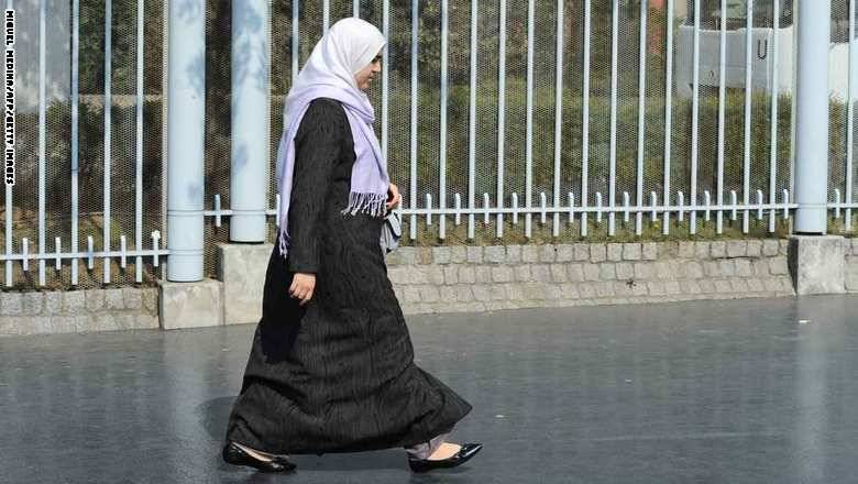 اتهامات لجريدة فرنسية بالعنصرية بسبب نشرها مقالًا يسخر من سيدة محجبة في الميترو