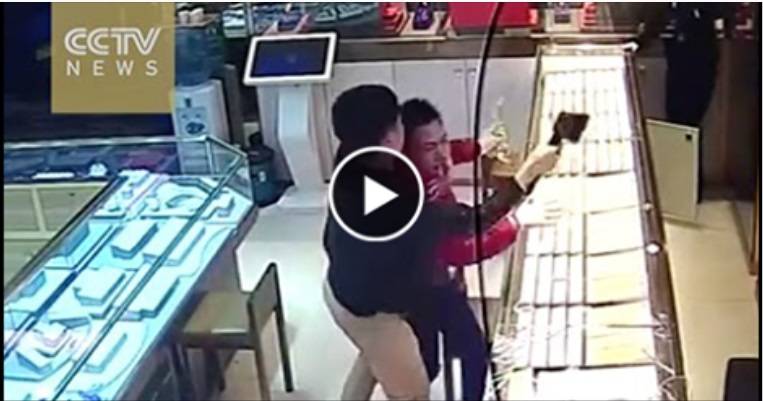 بالفيديو: شاهد لص يقاتل بائع ذهب بساطور لسرقة المحل ولكن شاهد ماذا حدث له