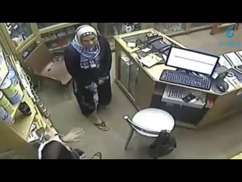 فيديو: فتاة تكشف عن ساقها لتنفيذ سرقة صيدلية