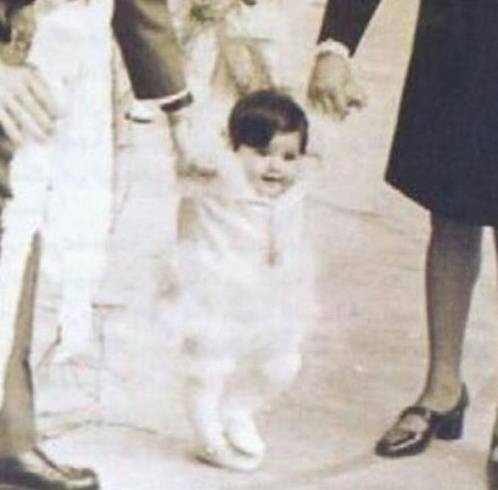 بالصور- فنانة تنشر صورها وهي طفلة.. من هي؟