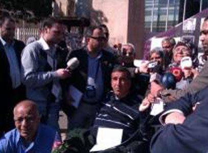 أهالي المعتقلين في السجون السورية يعلقون العمل في خيمتهم
