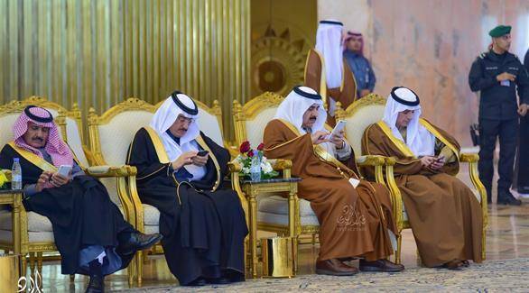 شاهد: صورة طريفة لوزراء سعوديين منهمكين بتصفح جوالاتهم