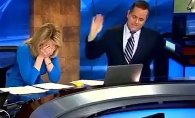 بالفيديو.. مذيعة تنفجر من الضحك بسبب موقف محرج على الهواء