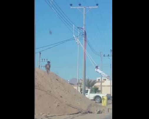 فيديو: في السعودية .. اسلاك الضغط العالي أصبحت “أرجوحة” للأطفال !