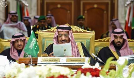 القمة الخليجية تدعو لمؤتمر دولي لإعادة إعمار اليمن