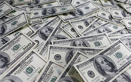 الدولار يتراجع مع تعافي العملات المرتبطة بالنفط