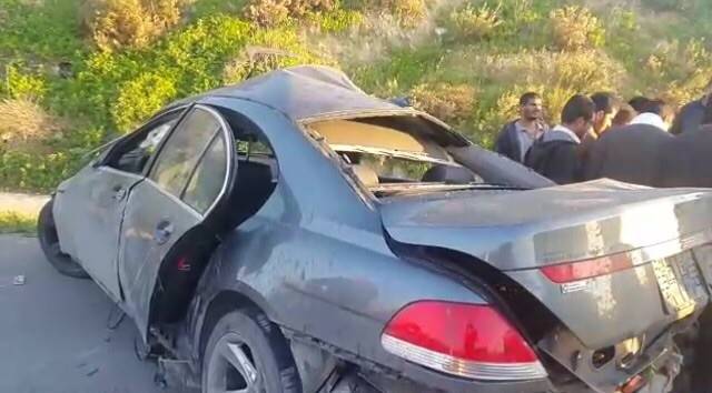 بالصور: جريح في حادث سير مروع على أوتوستراد الزهراني