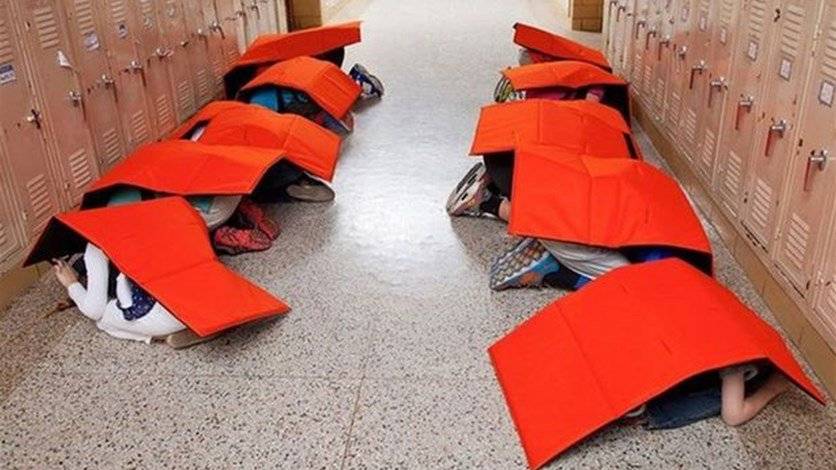 بالصور... بطانيات مضادة للرصاص لحماية أطفال المدارس