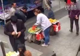 بالفيديو: كاميرا تلتقط بائعة تغش زبائنها