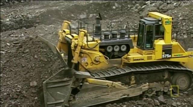 بالفيديو ...شاهد الجرافة الخارقة Komatsu D575A