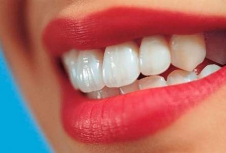 وصفة سحرية تبييض الأسنان بثلاث دقائق فقط!