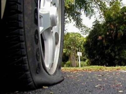 سيدة تفرغ الهواء من إطارات سيارة زوجها يومياً.. والسبب!!