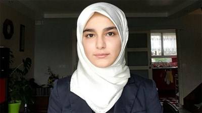 بالصور: قصة فتاة فرنسية تخلت عن الحجاب عقب هجمات باريس
