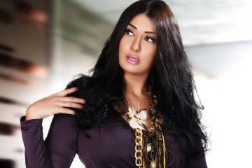 ما الذي حدث مع غادة عبد الرزاق في مطار بيروت ؟