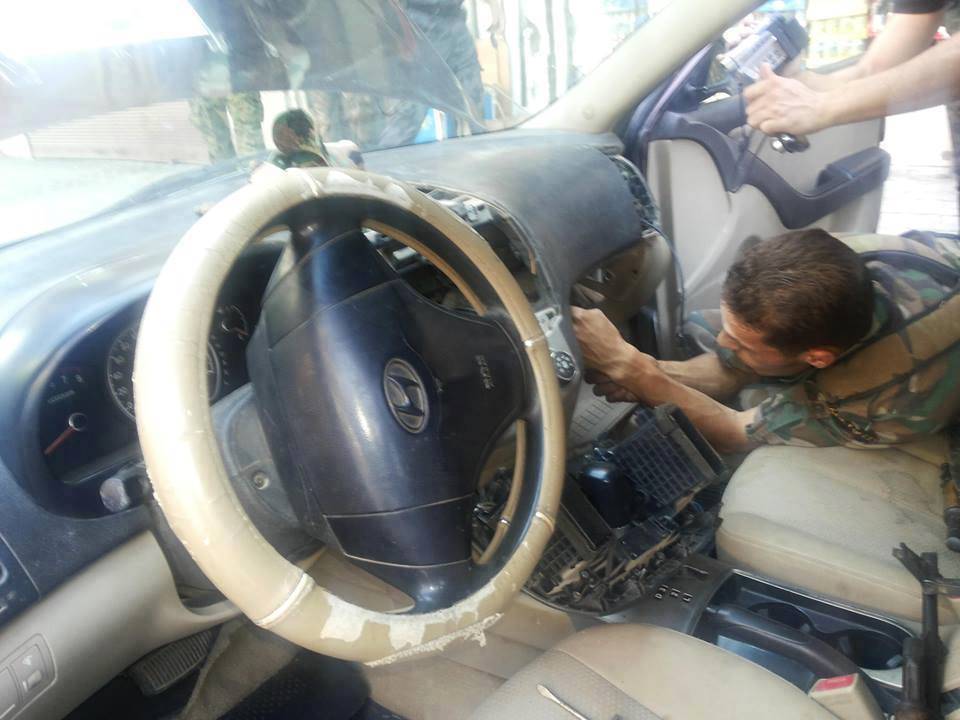 بالفيديو الجيش السوري  : ضبط سيارة مفخخة والقبض على شخصين  بداخلها في جبلة