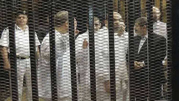 مصر.. ضيق قفص الاتهام يحول دون محاكمة 739 إخوانيا