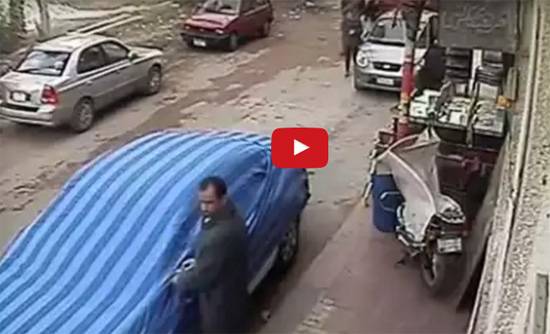 بالفيديو: رجل يسرق مبلغ كبير من سيارة فى عز الظهر بطريقة جريئة وغريبة!